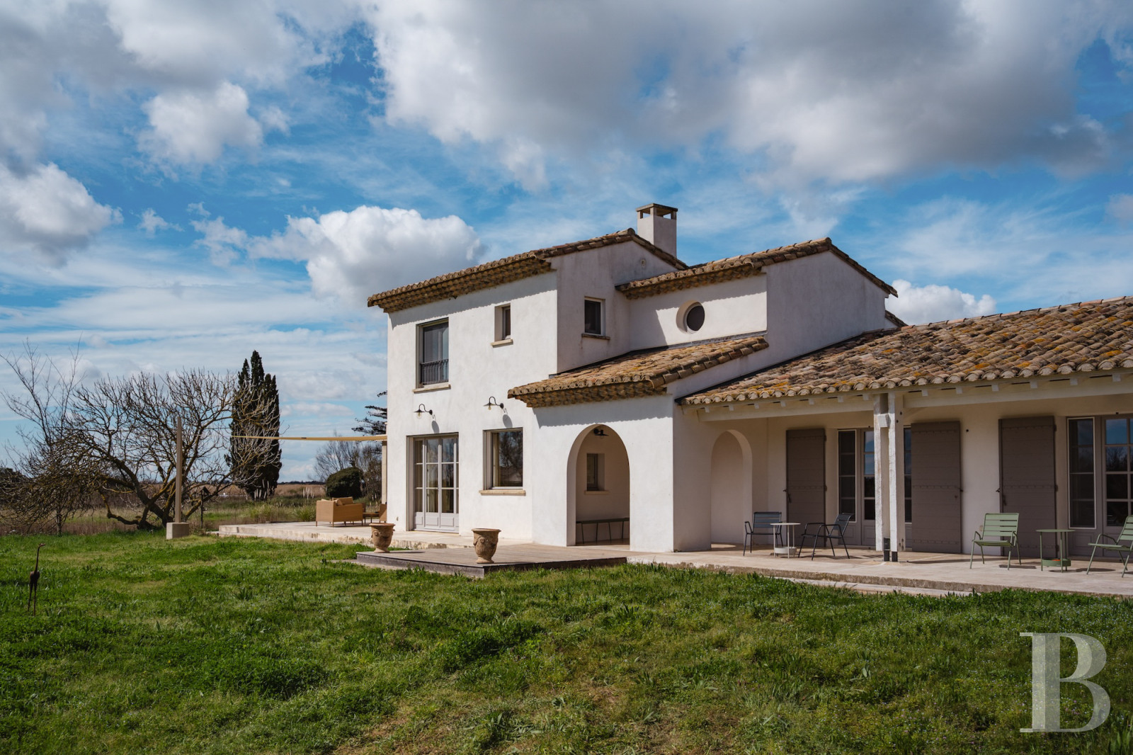 A farmhouse set amidst the marshes north of Saintes-Maries-de-la-Mer, in the Camargue - photo  n°5